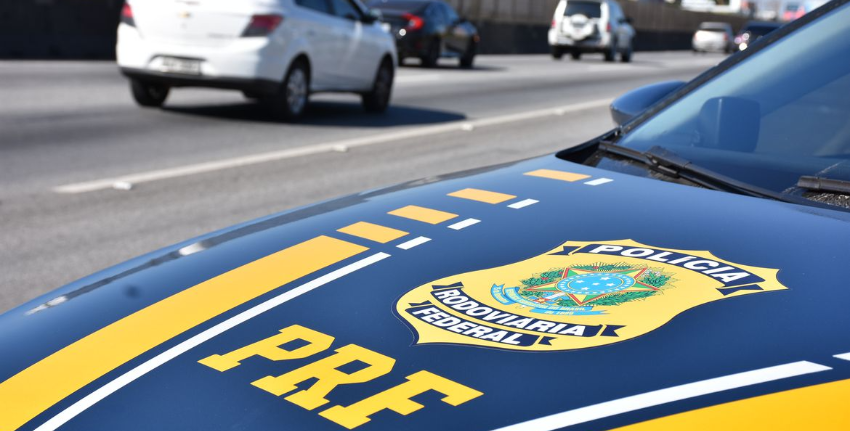 Carro rebaixado com logotipo da PRF é flagrado durante evento em