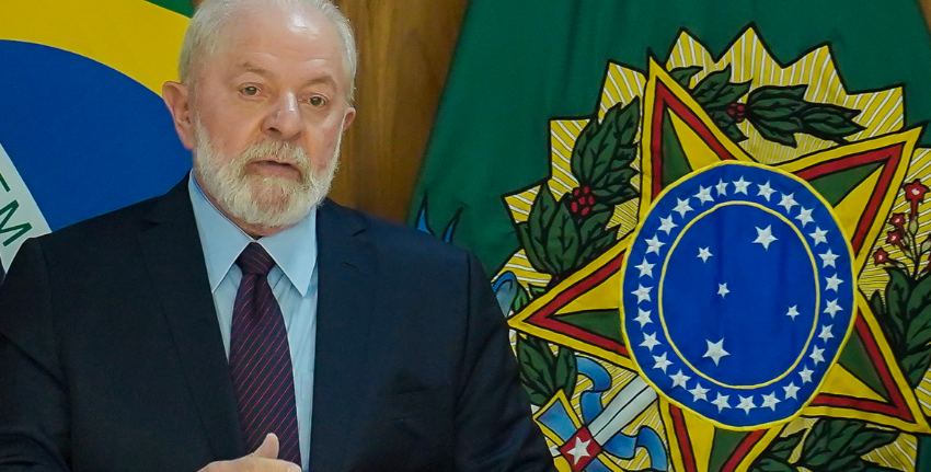 Lula sanciona lei que veta existência de vínculo empregatício